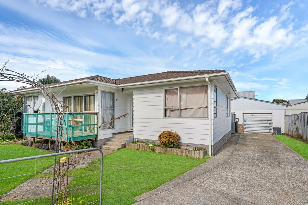 607m2 section, Renovated 3 beds 1 bath house with a large single garage plus a generous utility room, currently rented for $680 per week, 14 Bedlington Avenue, Manurewa, Auckland