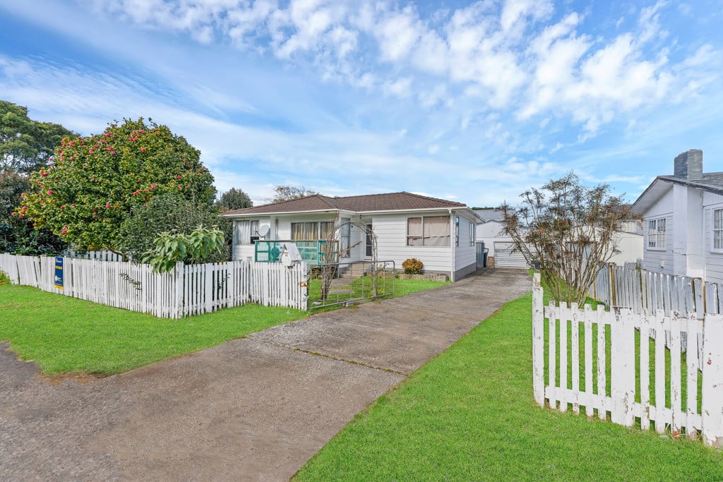 607m2 section, Renovated 3 beds 1 bath house with a large single garage plus a generous utility room, currently rented for $680 per week, 14 Bedlington Avenue, Manurewa, Auckland