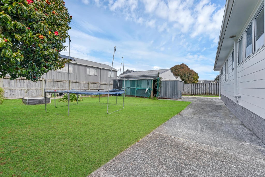 607m2 section, Renovated 3 beds 1 bath house with a large single garage plus a generous utility room, currently rented for $680 per week, 14 Bedlington Avenue, Manurewa, Auckland
