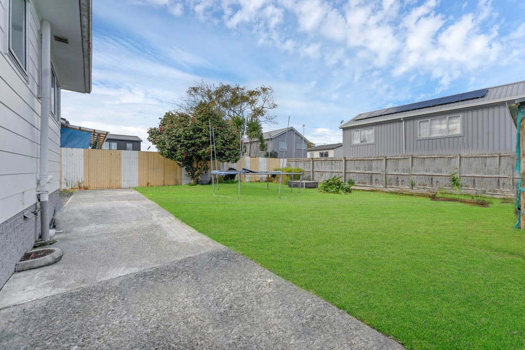 607m2 section, Renovated 3 beds 1 bath house with a large single garage plus a generous utility room, currently rented for $680 per week, 14 Bedlington Avenue, Manurewa, Auckland