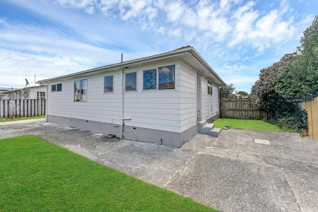607m2 section, Renovated 3 beds 1 bath house with a large single garage plus a generous utility room, currently rented for $680 per week, 14 Bedlington Avenue, Manurewa, Auckland