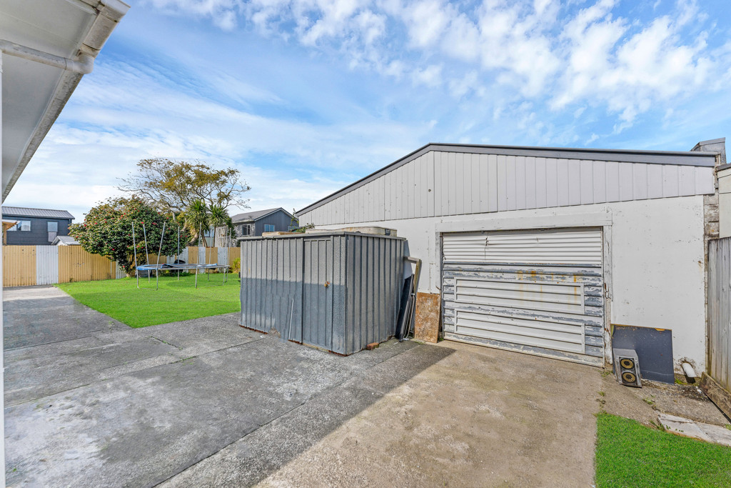607m2 section, Renovated 3 beds 1 bath house with a large single garage plus a generous utility room, currently rented for $680 per week, 14 Bedlington Avenue, Manurewa, Auckland