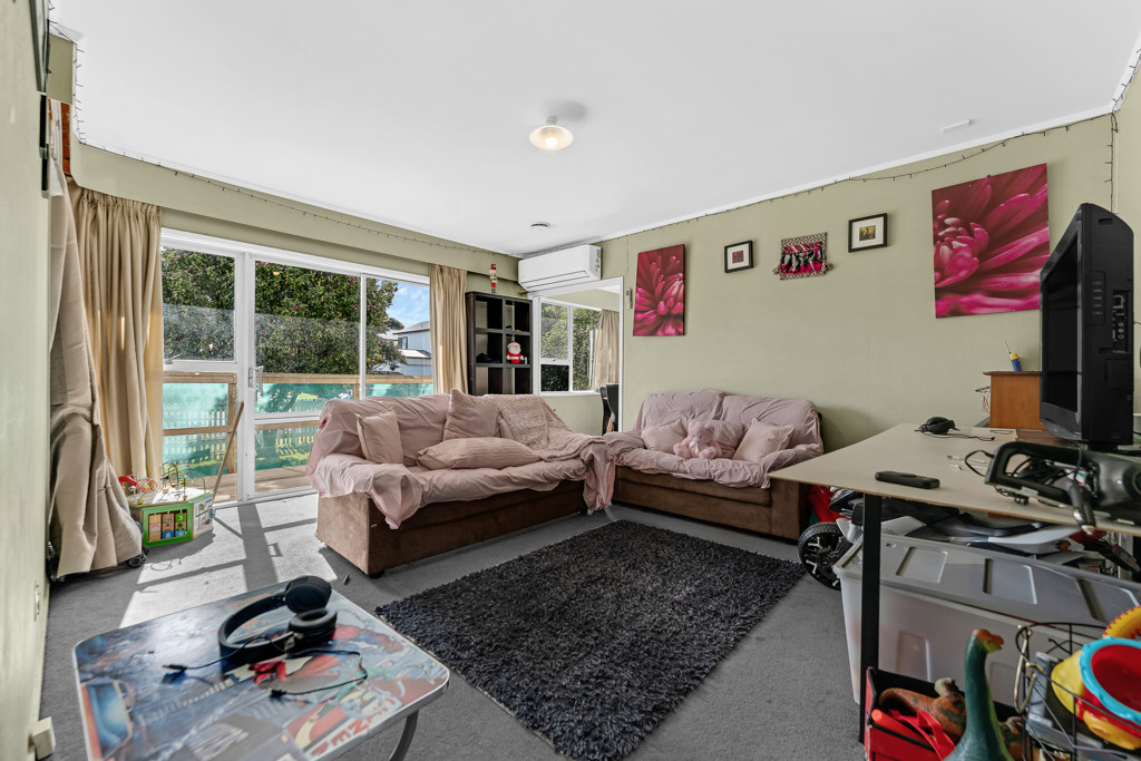 607m2 section, Renovated 3 beds 1 bath house with a large single garage plus a generous utility room, currently rented for $680 per week, 14 Bedlington Avenue, Manurewa, Auckland