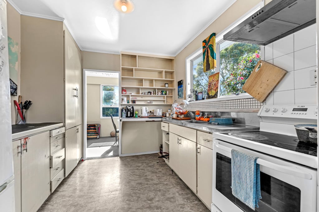 607m2 section, Renovated 3 beds 1 bath house with a large single garage plus a generous utility room, currently rented for $680 per week, 14 Bedlington Avenue, Manurewa, Auckland