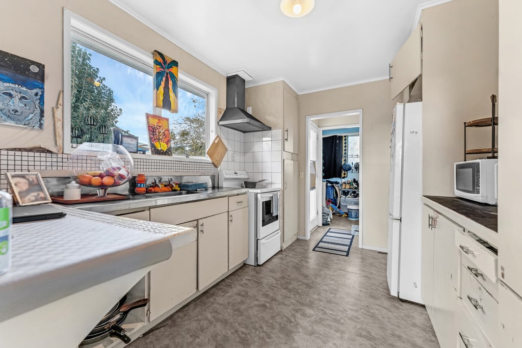 607m2 section, Renovated 3 beds 1 bath house with a large single garage plus a generous utility room, currently rented for $680 per week, 14 Bedlington Avenue, Manurewa, Auckland