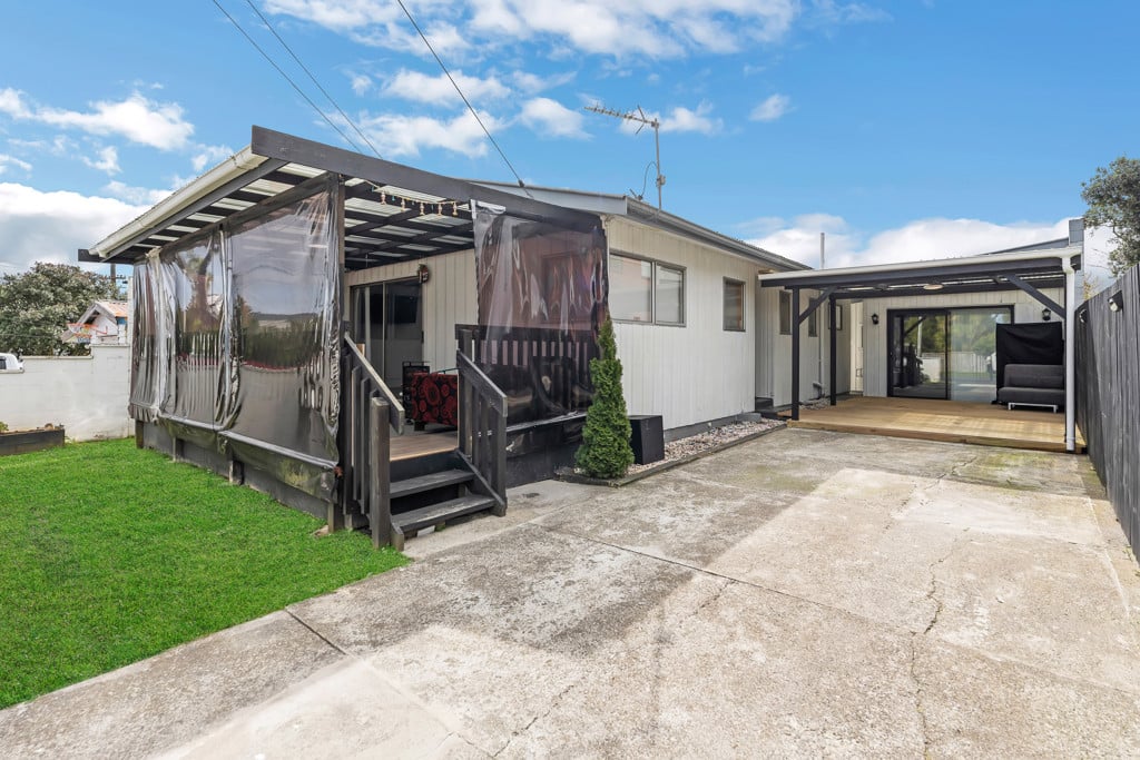Owners Moving Aussie, Renovated 3 beds 1 bath house, Manurewa South School right next door, Manurewa, Auckland