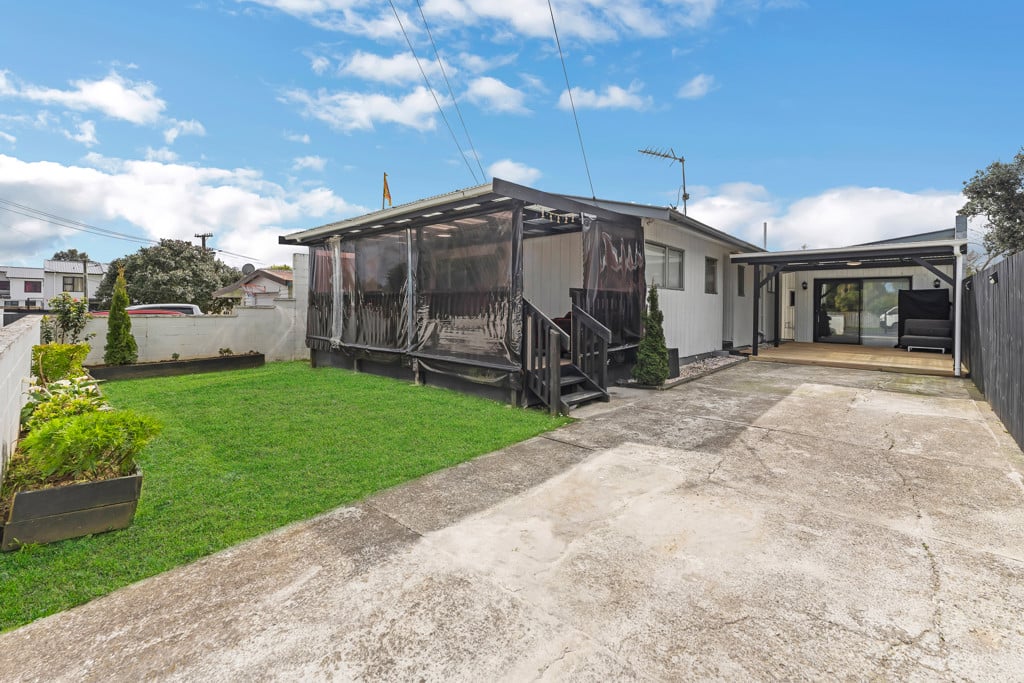Owners Moving Aussie, Renovated 3 beds 1 bath house, Manurewa South School right next door, Manurewa, Auckland