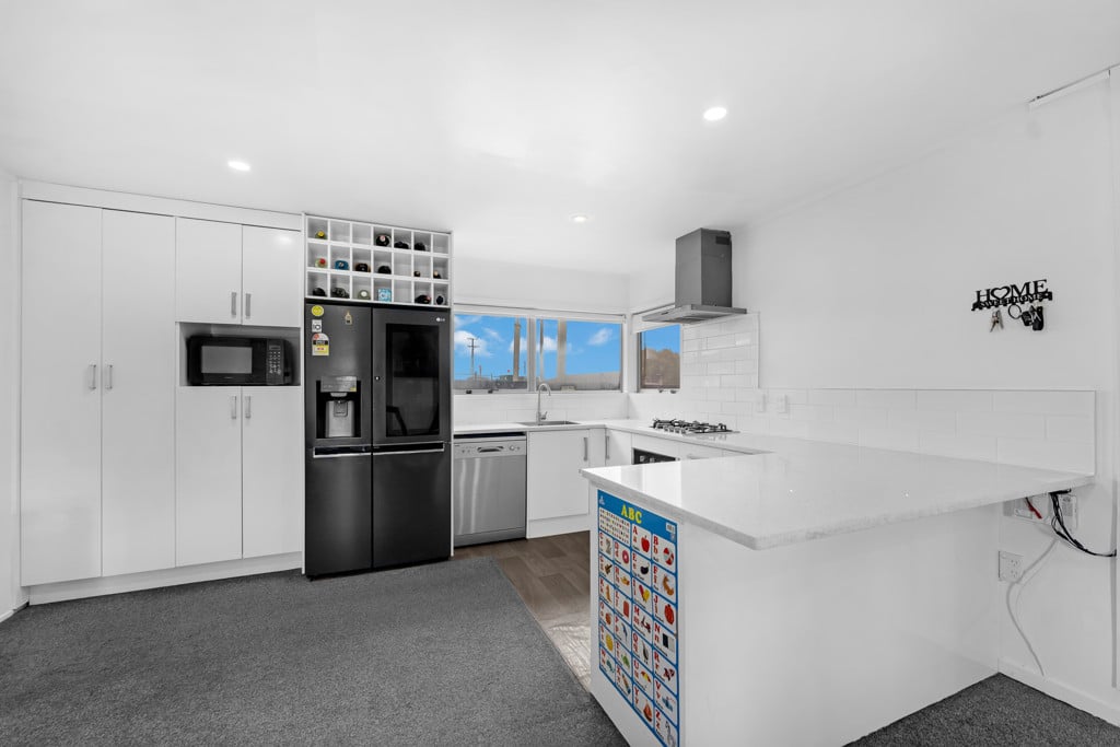 Owners Moving Aussie, Renovated 3 beds 1 bath house, Manurewa South School right next door, Manurewa, Auckland