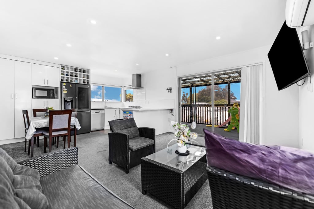 Owners Moving Aussie, Renovated 3 beds 1 bath house, Manurewa South School right next door, Manurewa, Auckland