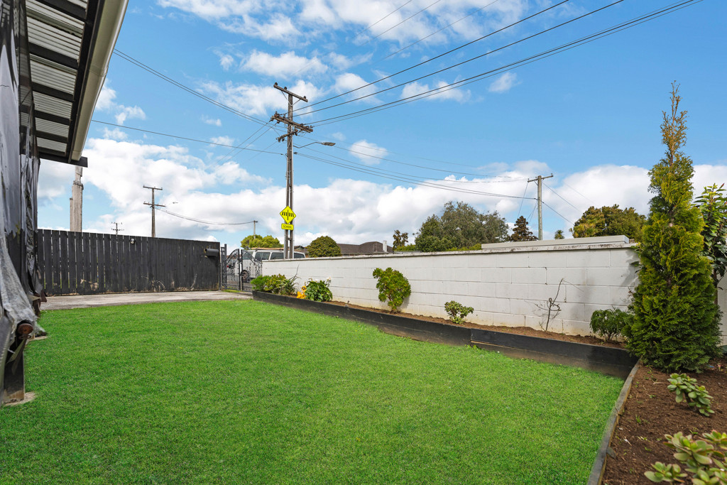 Owners Moving Aussie, Renovated 3 beds 1 bath house, Manurewa South School right next door, Manurewa, Auckland