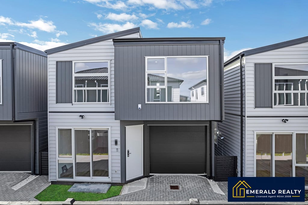 Standalone 4 beds 2.5 baths home with garage, Weymouth, Auckland