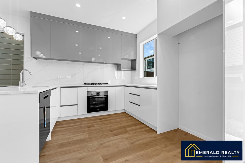 Standalone 4 beds 2.5 baths home with garage, Weymouth, Auckland