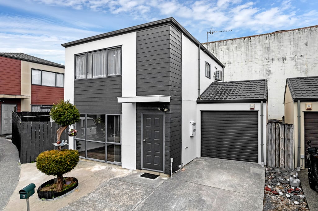 Motivated owners, 3 beds 1.5 baths home with garage, 19 Rakich Place, Henderson, Auckland
