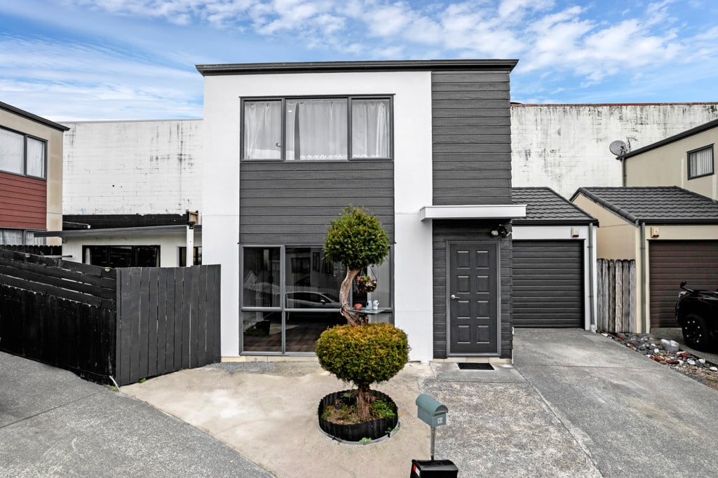 Motivated owners, 3 beds 1.5 baths home with garage, 19 Rakich Place, Henderson, Auckland