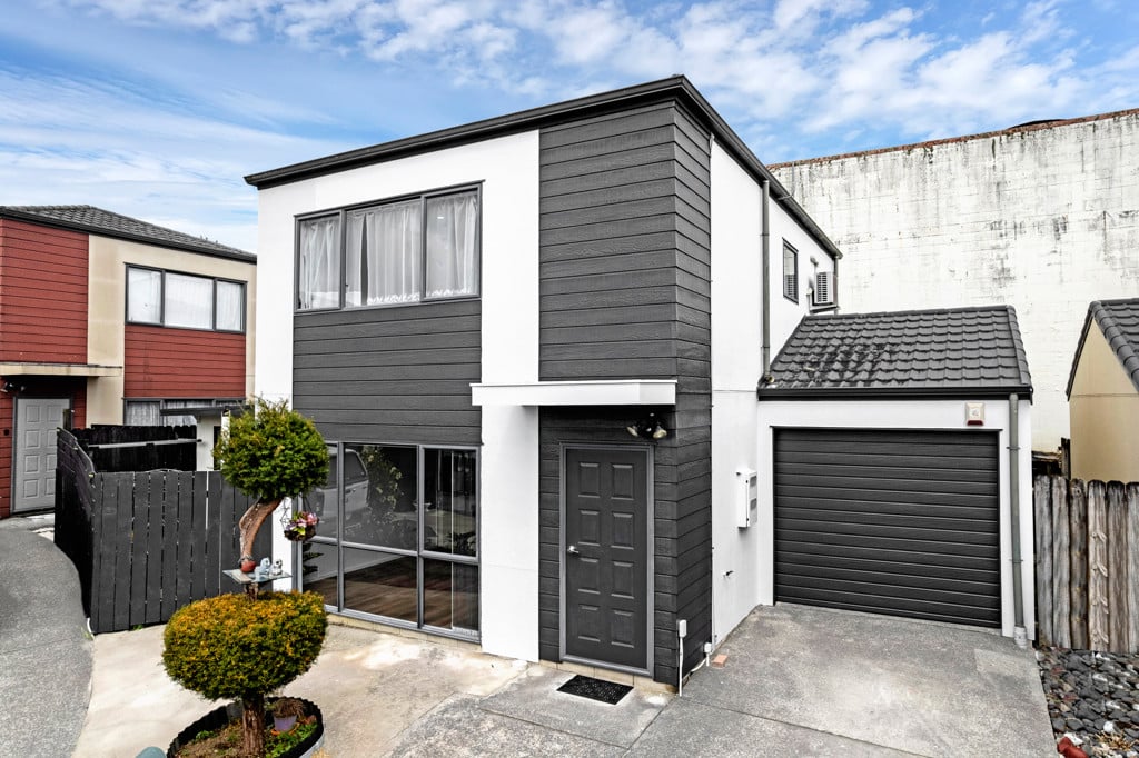 Motivated owners, 3 beds 1.5 baths home with garage, 19 Rakich Place, Henderson, Auckland