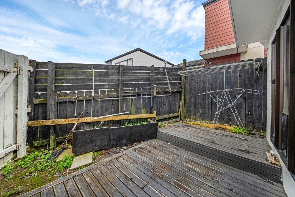 Motivated owners, 3 beds 1.5 baths home with garage, 19 Rakich Place, Henderson, Auckland