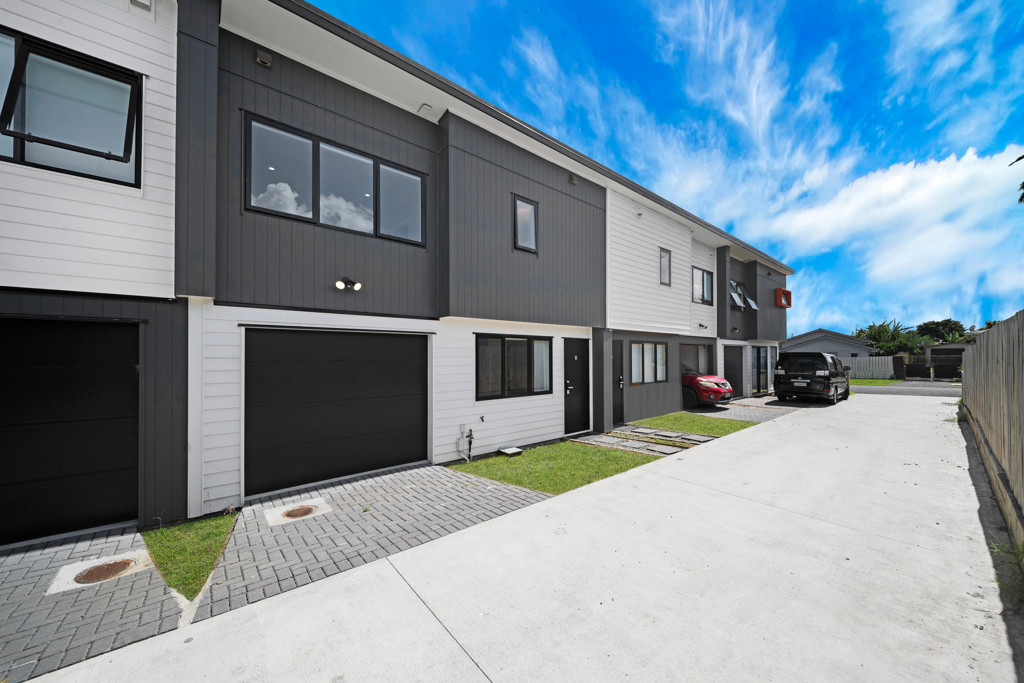 4 beds 2.5 baths home with garage, 3/30 Arnwood Street, Manurewa, Auckland