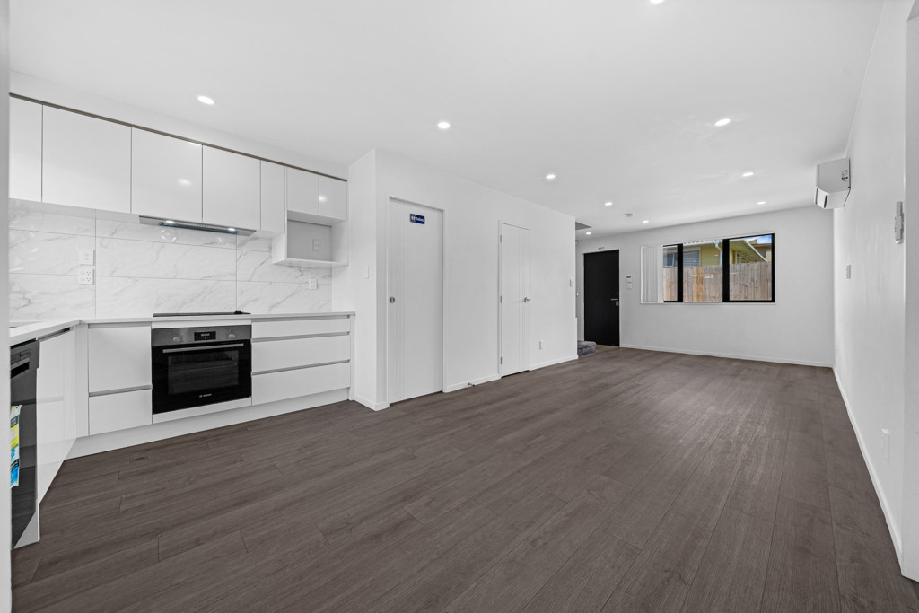 4 beds 2.5 baths home with garage, 3/30 Arnwood Street, Manurewa, Auckland