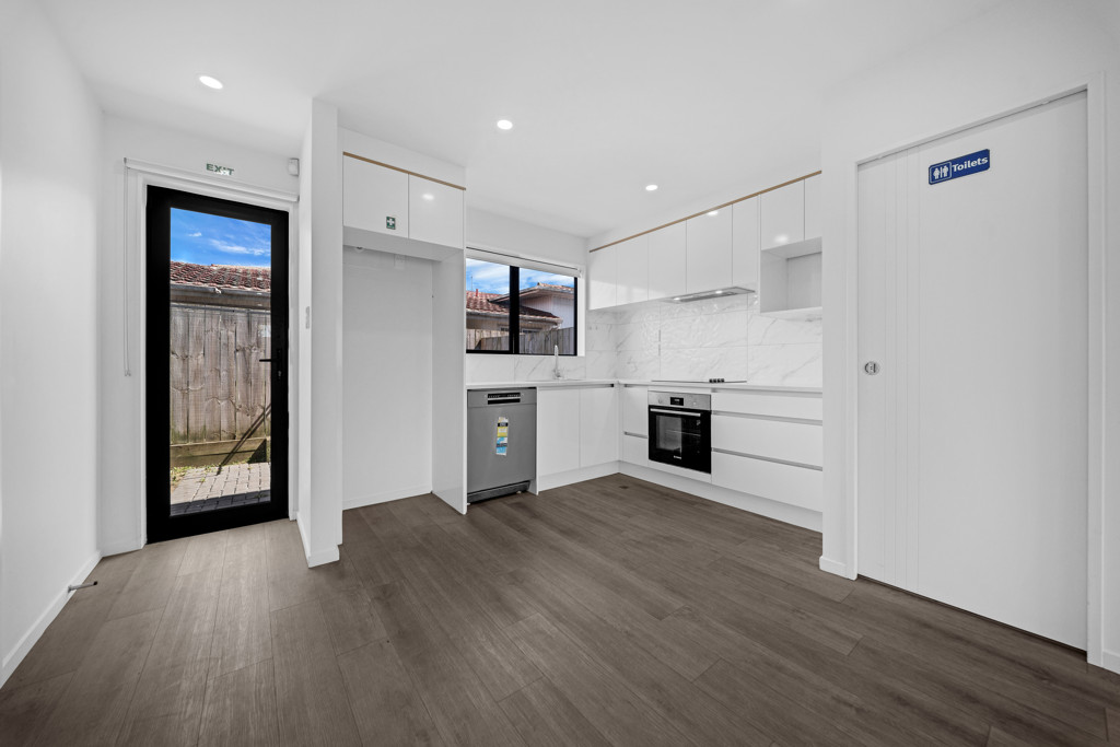 4 beds 2.5 baths home with garage, 3/30 Arnwood Street, Manurewa, Auckland