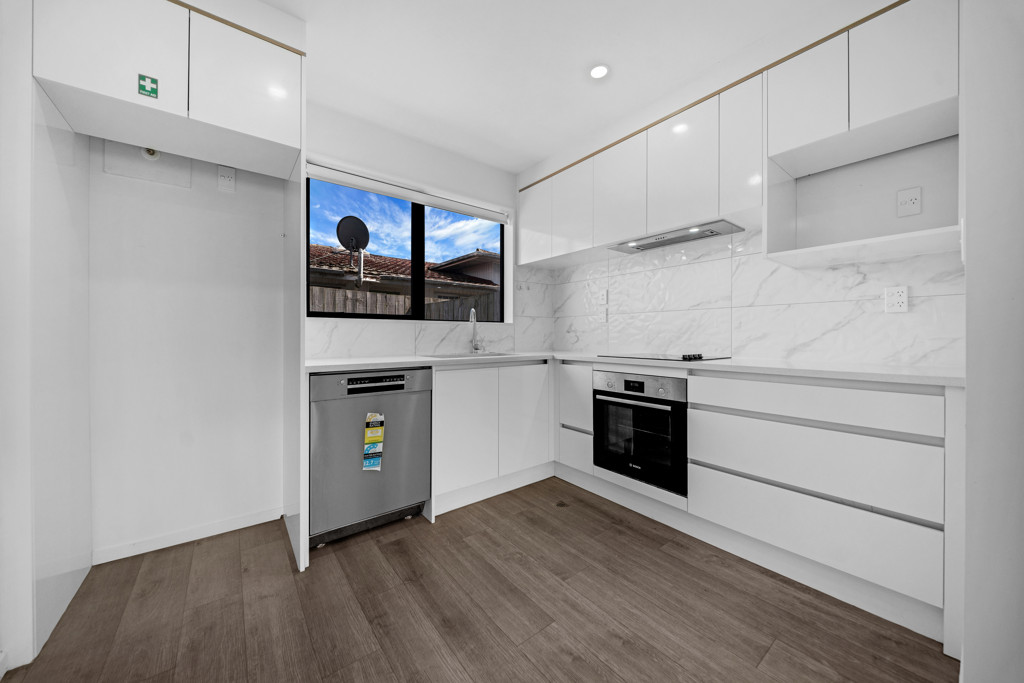 4 beds 2.5 baths home with garage, 3/30 Arnwood Street, Manurewa, Auckland