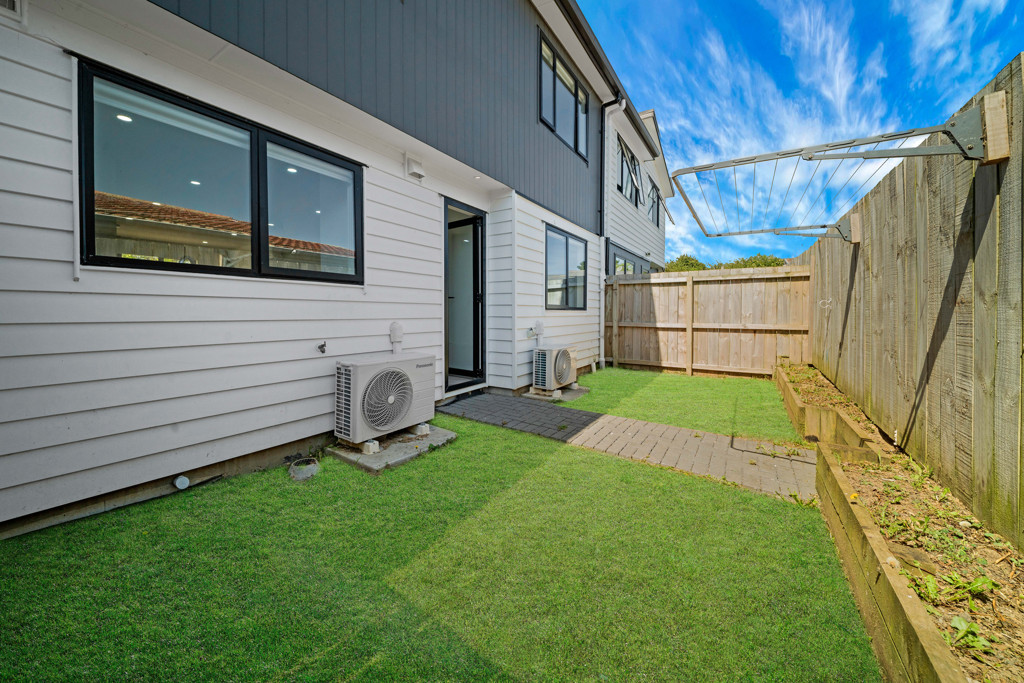 4 beds 2.5 baths home with garage, 3/30 Arnwood Street, Manurewa, Auckland