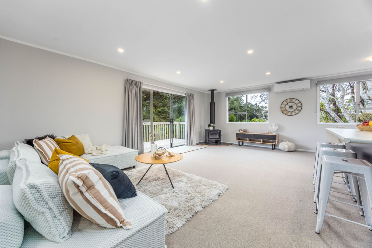 958m2 section, 4 beds + study 2 baths house with double garage, 37 Onedin Place, Titirangi, Auckland
