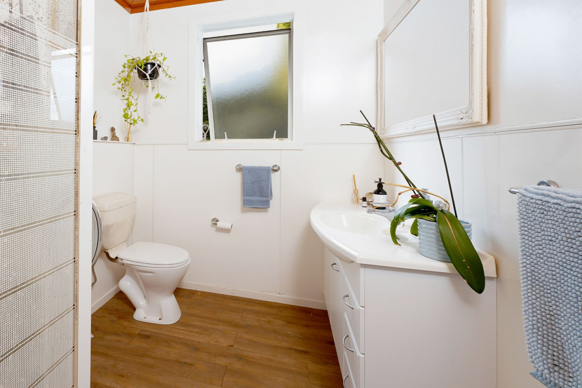 6824m2 Lifestyle section, 3 beds 1 bath house with 4 garage, 116 Chamberlain Road, Massey, Auckland
