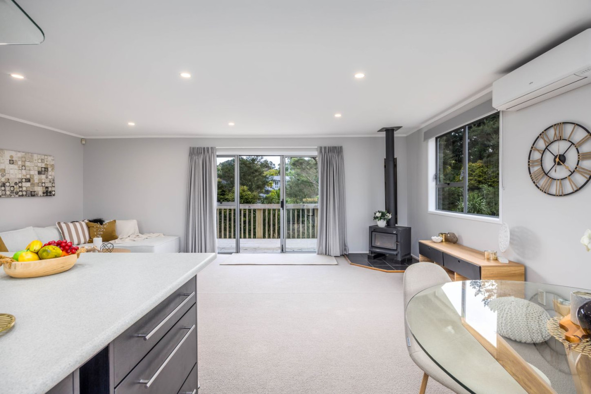 958m2 section, 4 beds + study 2 baths house with double garage, 37 Onedin Place, Titirangi, Auckland