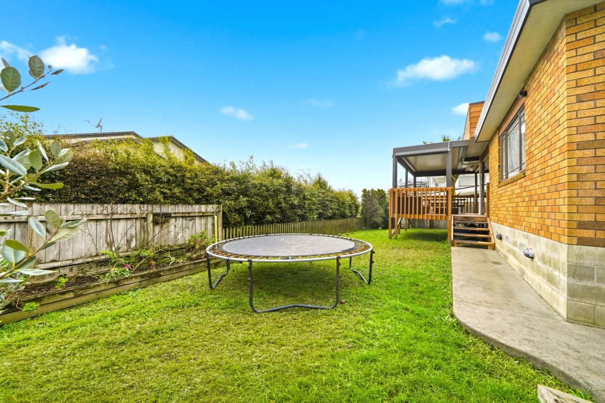 Westlake school zone, Brick and tile 4 beds + study room 2 baths house with double garage, 2/121 Forrest Hill Road, Forrest Hill, Auckland