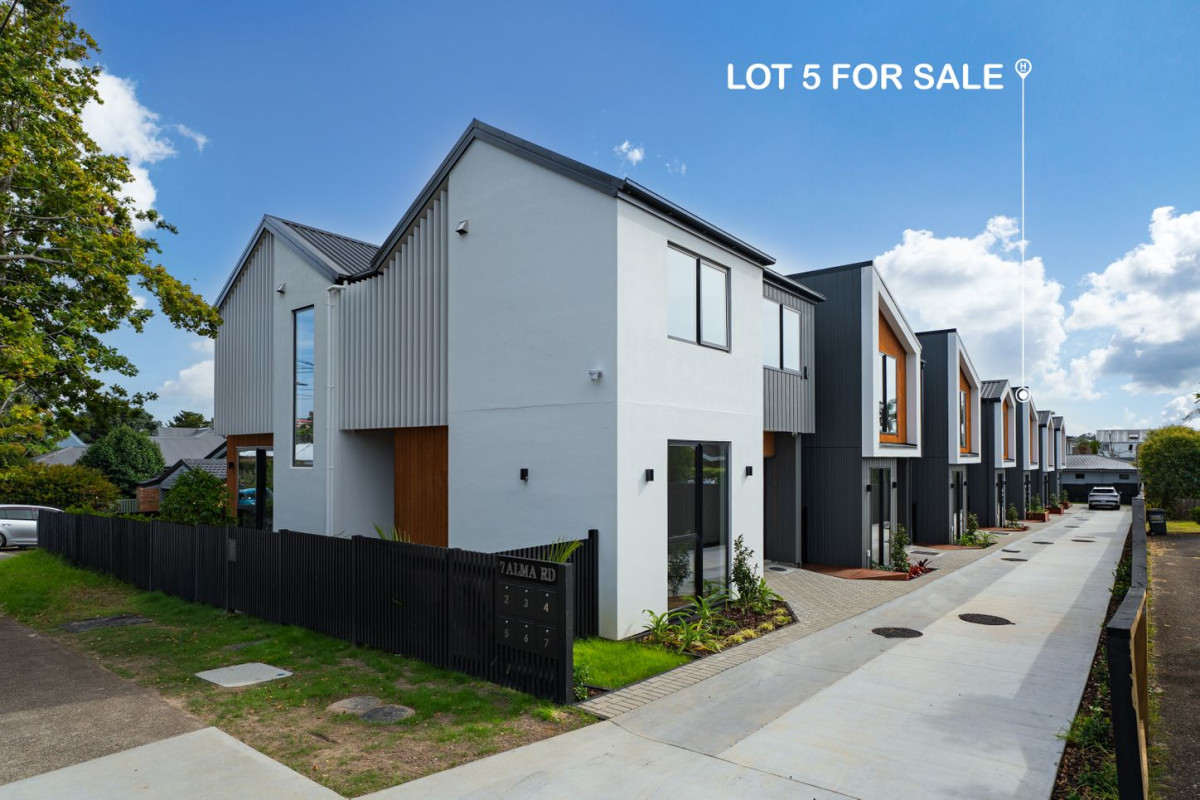 Must Sell, All Offers Considered, Double Westlake High School Zone, 174m2 4 beds + multi-purpose room 3 baths home with garage, 5/7 Alma Road, Milford, Auckland