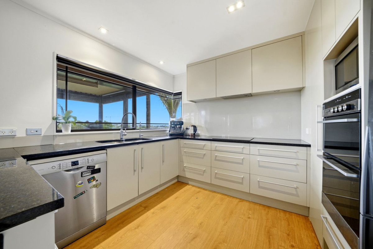 Westlake school zone, Brick and tile 4 beds + study room 2 baths house with double garage, 2/121 Forrest Hill Road, Forrest Hill, Auckland