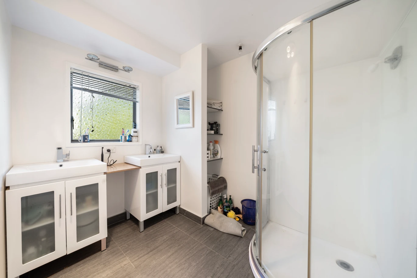Must Sell, 856m2 section, 4 beds 2 baths house, a double basement garage and a separate double garage. 5 Rotoma Rise Clover Park, Auckland