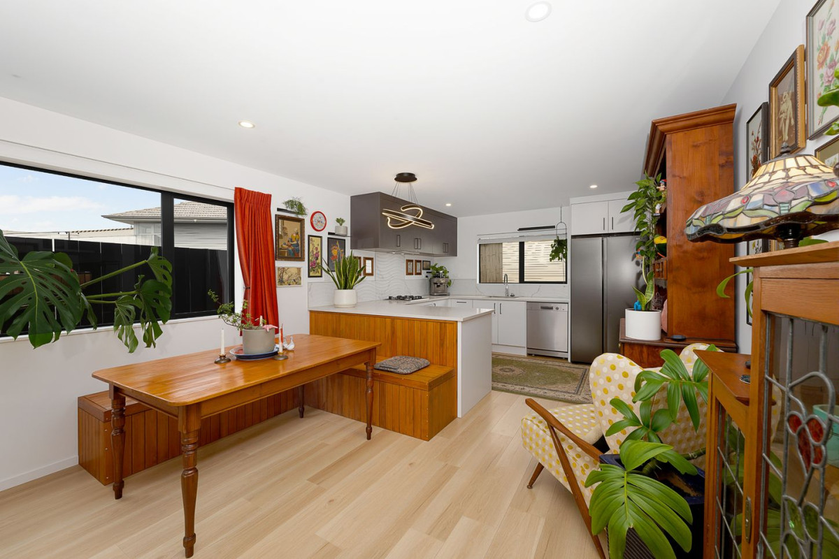 Standalone 3 beds 2.5 baths home with garage, 14E Kelwyn Road, Kelston, Auckland
