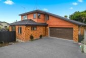 Westlake school zone, Brick and tile 4 beds + study room 2 baths house with double garage, 2/121 Forrest Hill Road, Forrest Hill, Auckland