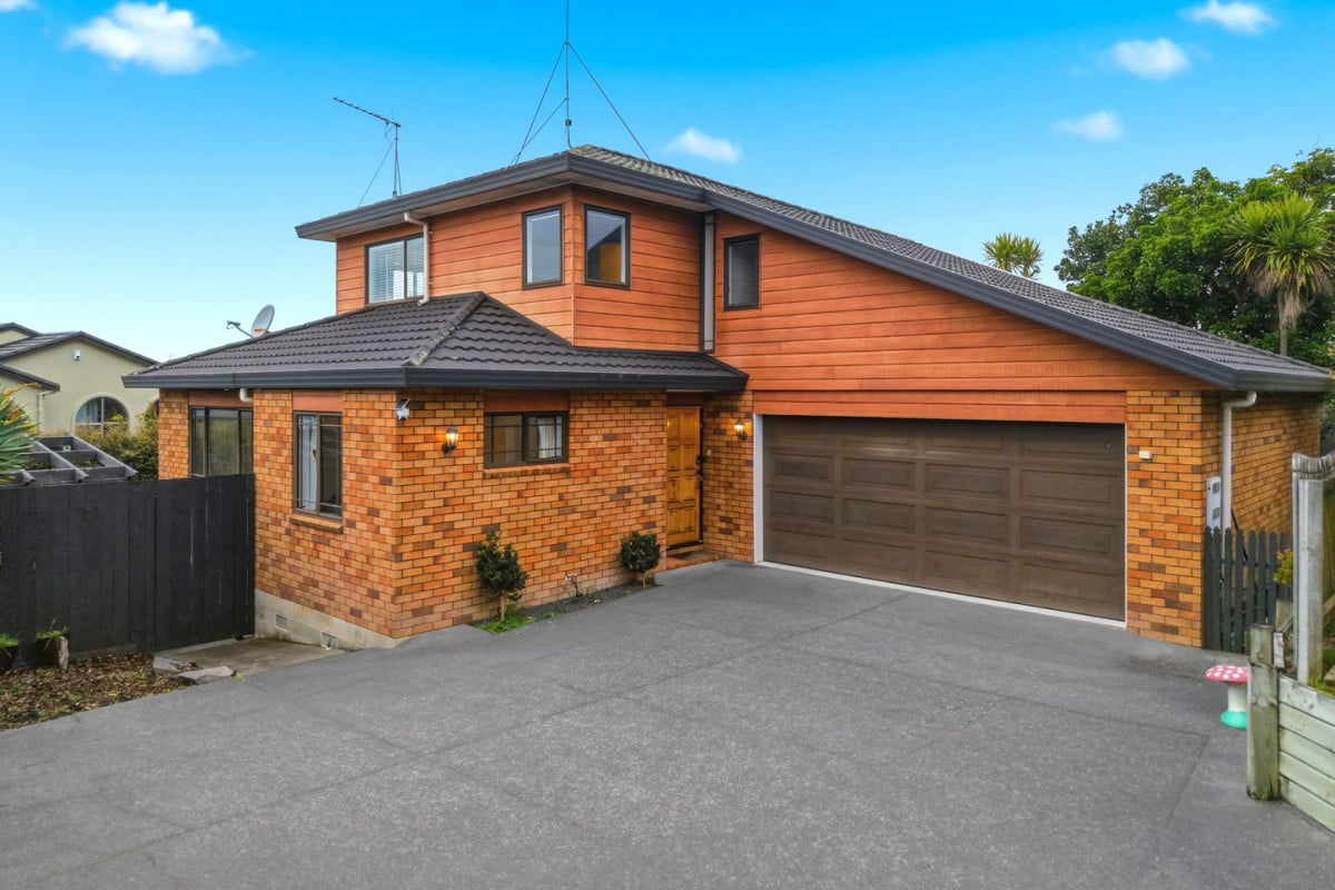 Westlake school zone, Brick and tile 4 beds + study room 2 baths house with double garage, 2/121 Forrest Hill Road, Forrest Hill, Auckland