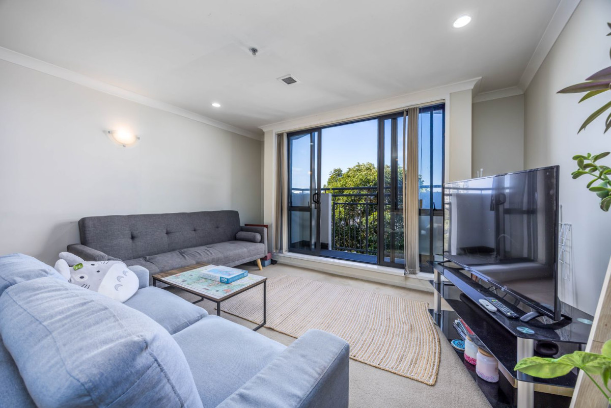 Triple Grammar school zone (AGS, AGGS, MAGS), 80m2 Freehold 2 beds 2 baths apartment with car park, 2M/160 Symonds Street, Grafton, Auckland