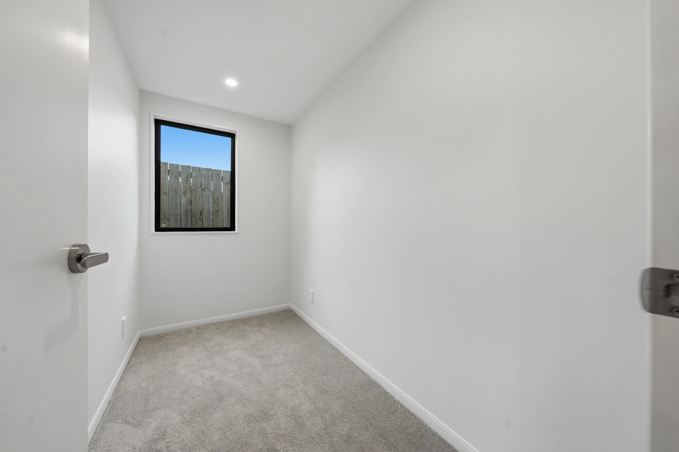 2 beds + study/office, 1.5 baths duplex home with car park, 7/29 Te Koa Road Panmure, Auckland
