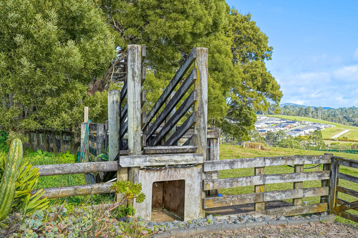 6824m2 Lifestyle section, 3 beds 1 bath house with 4 garage, 116 Chamberlain Road, Massey, Auckland