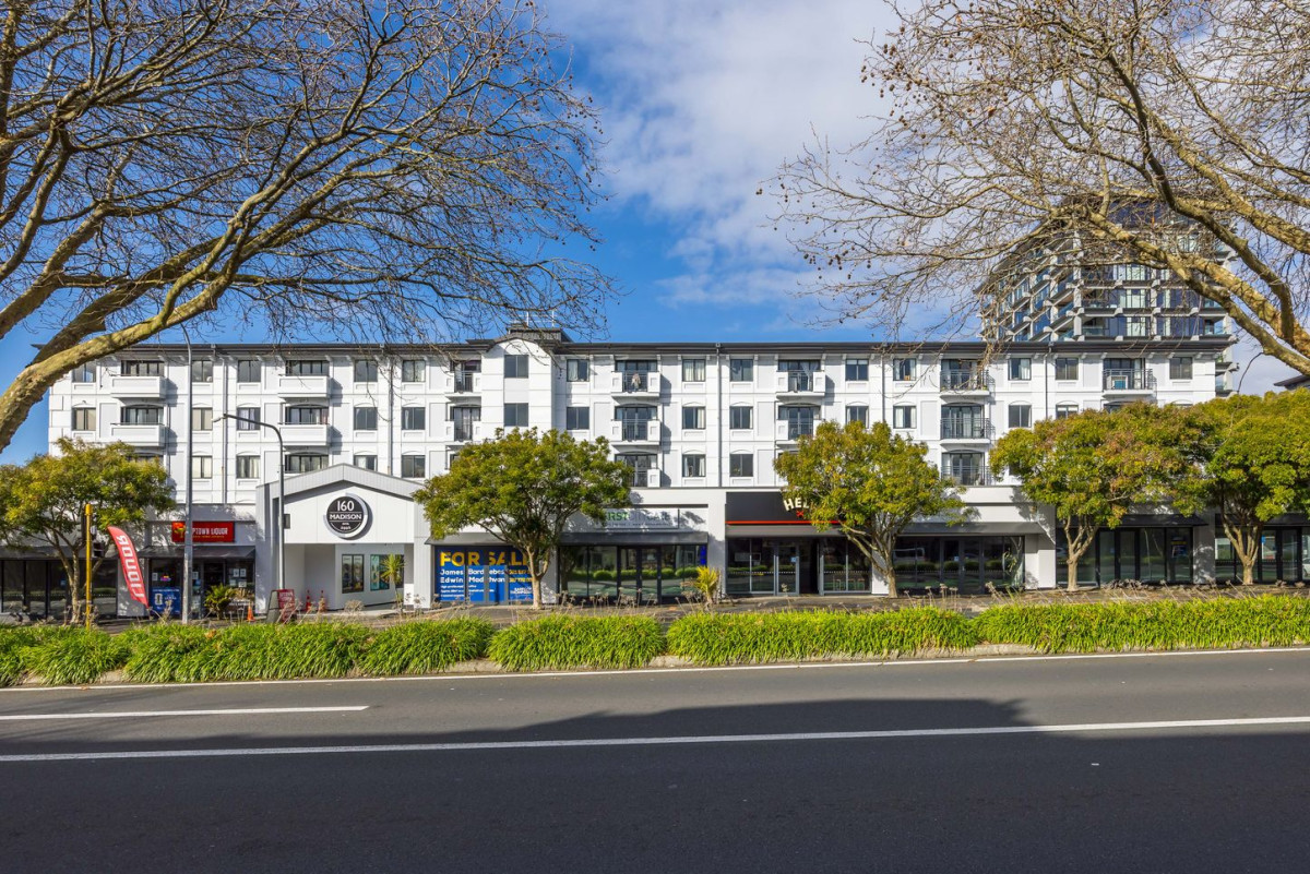 Triple Grammar school zone (AGS, AGGS, MAGS), 80m2 Freehold 2 beds 2 baths apartment with car park, 2M/160 Symonds Street, Grafton, Auckland