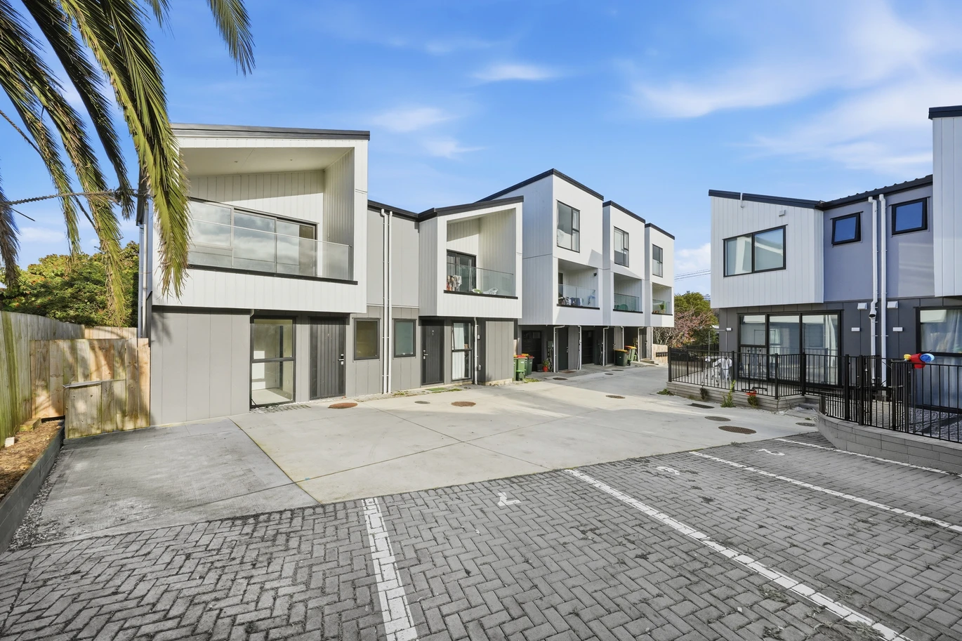 2 beds + study/office, 1.5 baths duplex home with car park, 7/29 Te Koa Road Panmure, Auckland