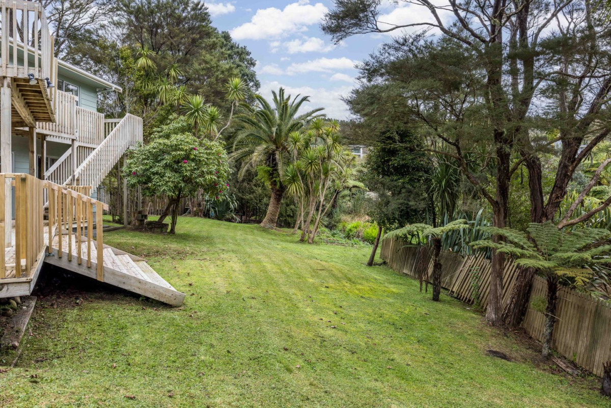 958m2 section, 4 beds + study 2 baths house with double garage, 37 Onedin Place, Titirangi, Auckland
