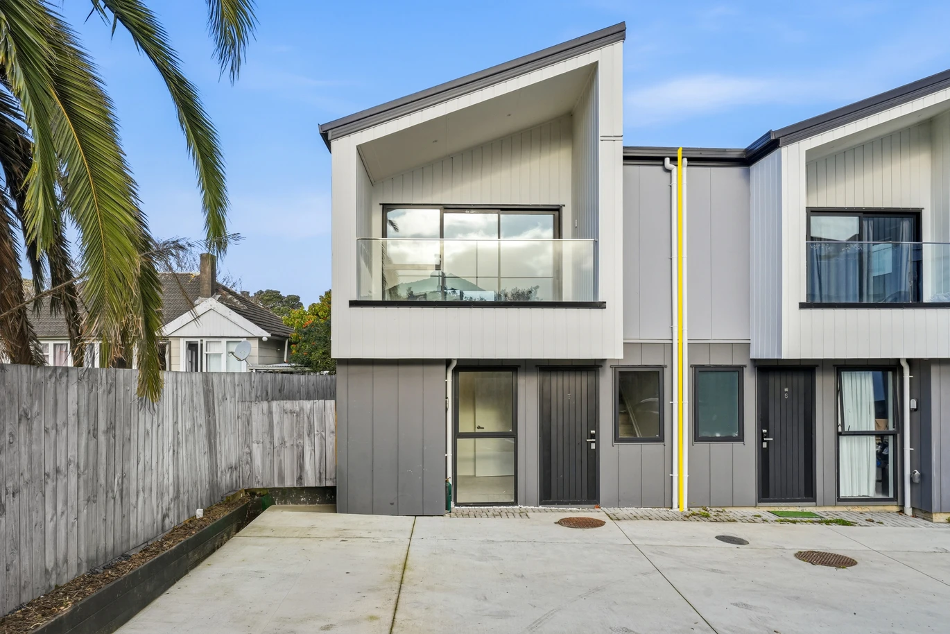 2 beds + study/office, 1.5 baths duplex home with car park, 7/29 Te Koa Road Panmure, Auckland