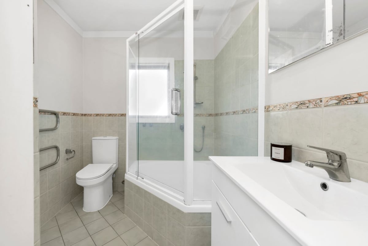 Highly Motivated Vendors, Ignore the CV, 246m2 Brick and tile 5 beds 2 baths house with carport, 55 Athens Road, Onehunga, Auckland