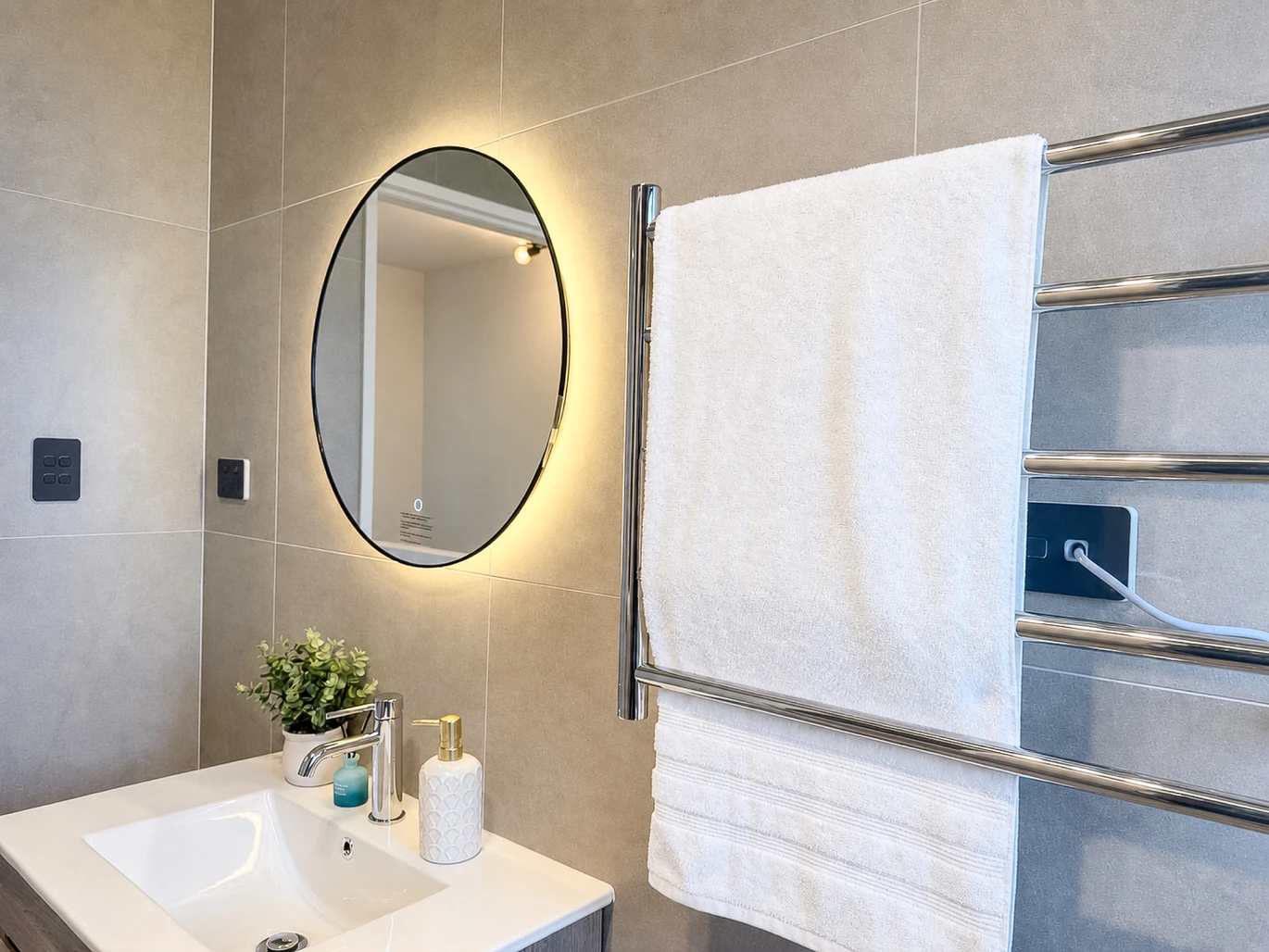 Must Sell, 10-year structural and weathertightness warranty, Brandnew freehold 2 beds + study or kids’ room 1.5 baths home with car park, Lot 2, 16 Geneva Place Blockhouse Bay, Auckland