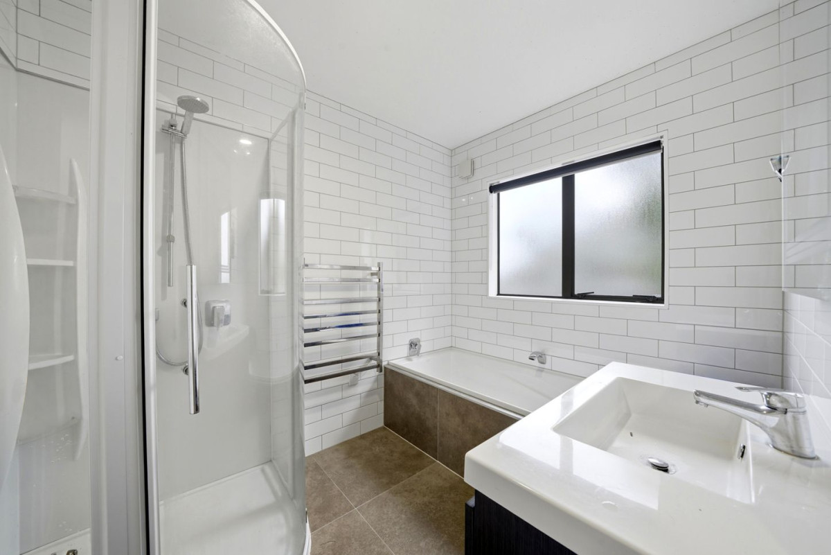 Westlake school zone, Brick and tile 4 beds + study room 2 baths house with double garage, 2/121 Forrest Hill Road, Forrest Hill, Auckland