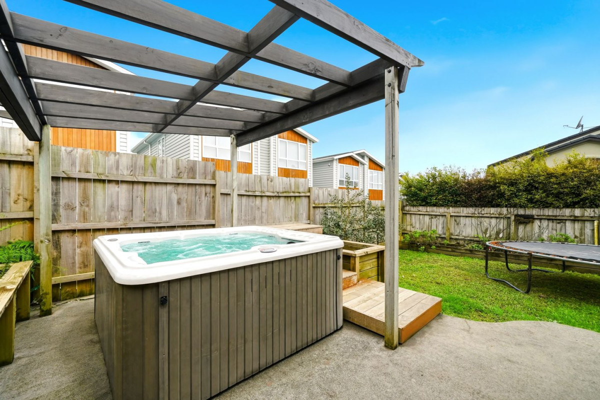 Westlake school zone, Brick and tile 4 beds + study room 2 baths house with double garage, 2/121 Forrest Hill Road, Forrest Hill, Auckland