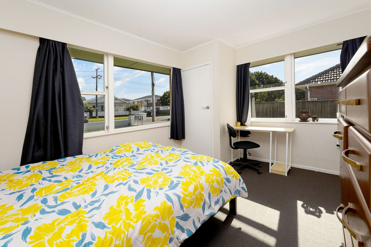 Brick and tile 3 beds 1 bath home with garage, 1/93 Symonds Street, Royal Oak, Auckland