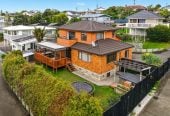 Westlake school zone, Brick and tile 4 beds + study room 2 baths house with double garage, 2/121 Forrest Hill Road, Forrest Hill, Auckland