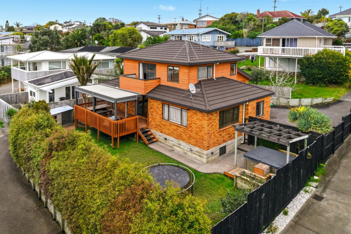 Westlake school zone, Brick and tile 4 beds + study room 2 baths house with double garage, 2/121 Forrest Hill Road, Forrest Hill, Auckland