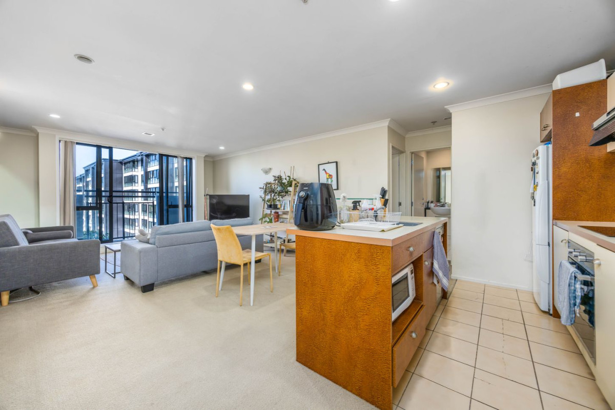 Triple Grammar school zone (AGS, AGGS, MAGS), 80m2 Freehold 2 beds 2 baths apartment with car park, 2M/160 Symonds Street, Grafton, Auckland